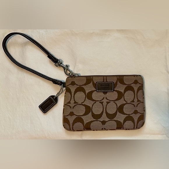 Coach | Wristlet! - Picture 2 of 11